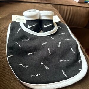 Nike bib and bootie set